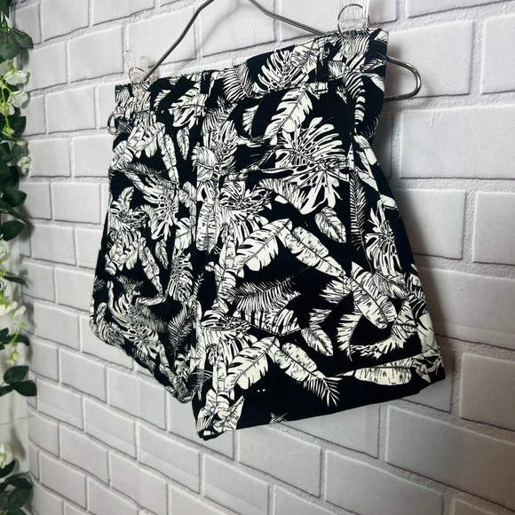 DIVIDED H&M women printed black and white floral shorts/size 6 - Picture 6 of 9